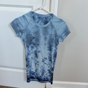 Lululemon Athletica Blue Tie-Dye Short Sleeve Tee